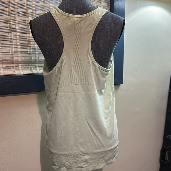 NWOT - Gapfit tank top - Picture 4 of 7